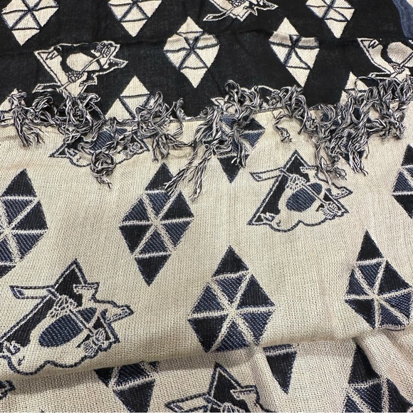 Sportin Styles NHL Pittsburgh Penguins Scarf/ Shawl w/ Fringe - Picture 3 of 9
